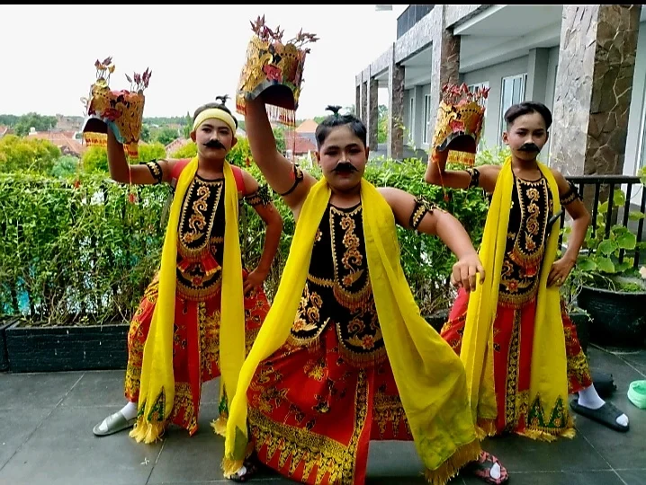 Akhirnya Terbongkar! 
Penari Gandrung Ternyata Aslinya Laki-Laki