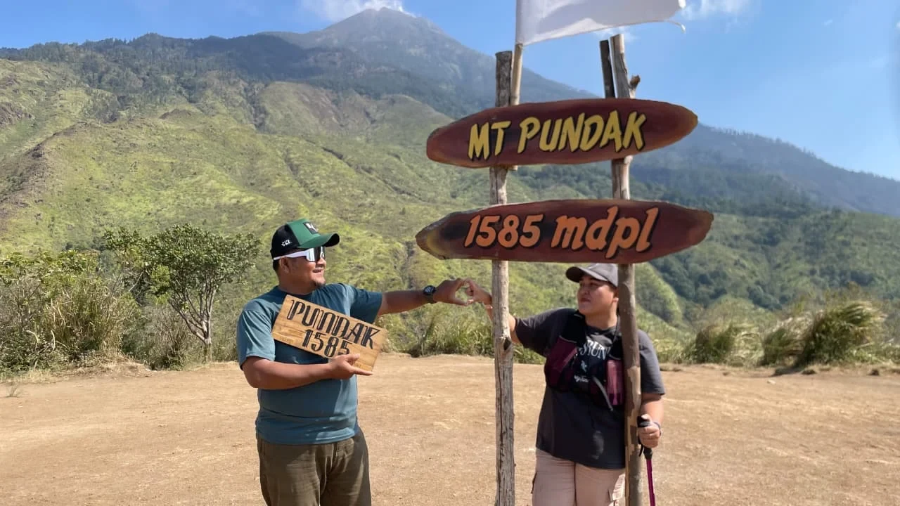 "Jare Sopo Munggah Gunung Gak Kesel"